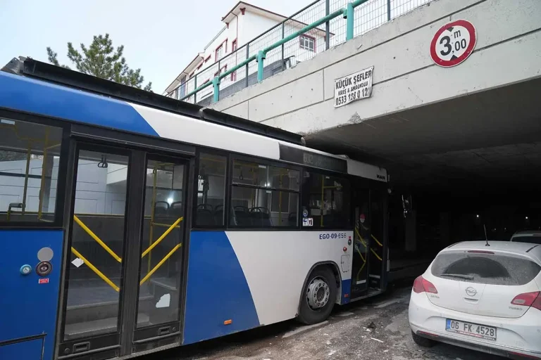 Ankara’da EGO otobüsü köprüye sıkıştı!